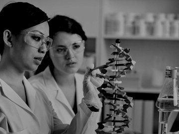 两个女性遗传科学家化学家在实验室一起工作